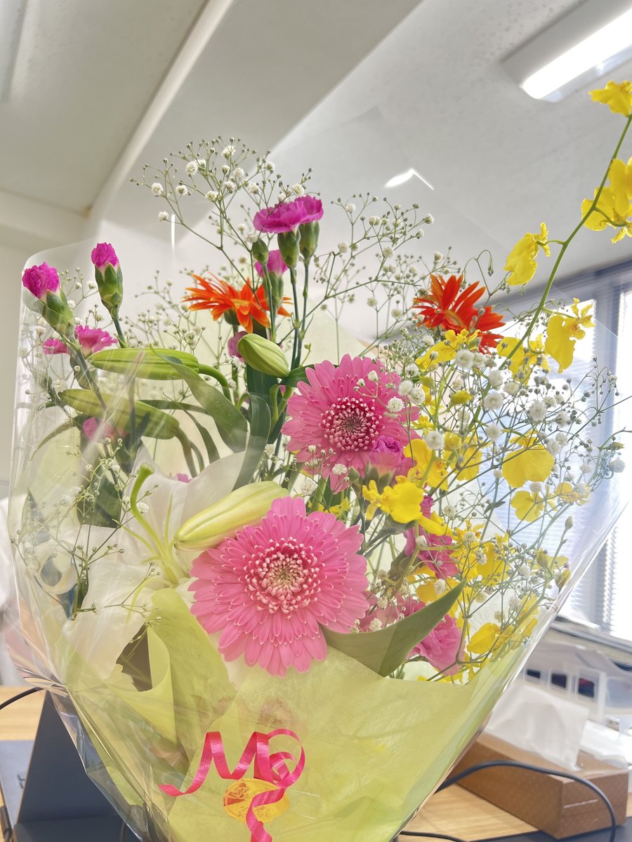 オフィスに届いたお祝いの花